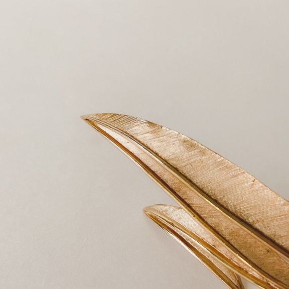 Crown Trifari Vintage Gold Tone Abstract Sleek Leaf Line Ribbon Textured Brooch - Picture 4 of 9